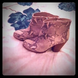 Booties Vince Camuto Hammerton size 6.5